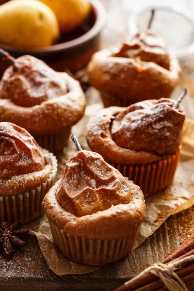 Házi Körte Muffin Sült Egész Körte Fahéjjal Porcukorral Megszórva Közelről — Stock Fotó