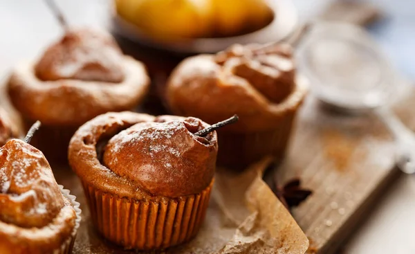 Házi Körte Muffin Sült Egész Körte Fahéjjal Porcukorral Megszórva Összpontosítson — Stock Fotó