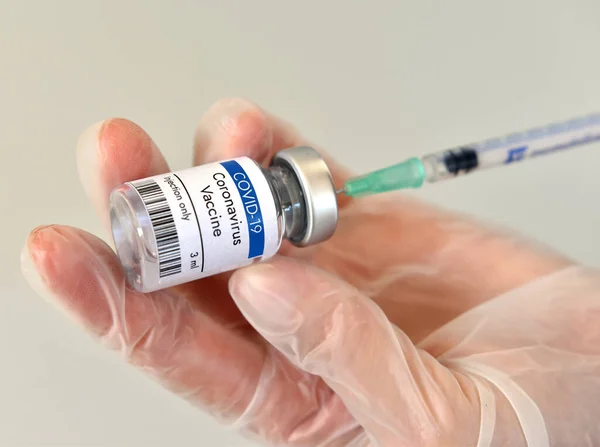 Coronavirus aşı şişesi. Beyaz arkaplanda yakın plan.