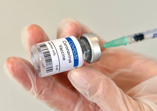 Coronavirus aşı şişesi. Beyaz arkaplanda yakın plan.