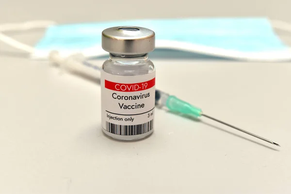 Coronavirus COVID 19 aşısı şişede ve şırıngada. Beyaz arkaplanda yakın plan.