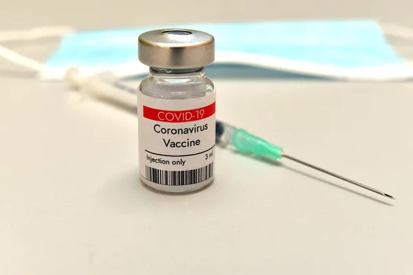Coronavirus COVID 19 aşısı şişede ve şırıngada. Beyaz arkaplanda yakın plan.