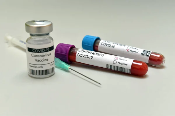 Coronavirus Covid 19, aşı araştırmalarının Covid-19 'da test edildiği laboratuardaki araştırma tüpünden pozitif kan örneği aldı. Beyaz arkaplanda yakın plan.