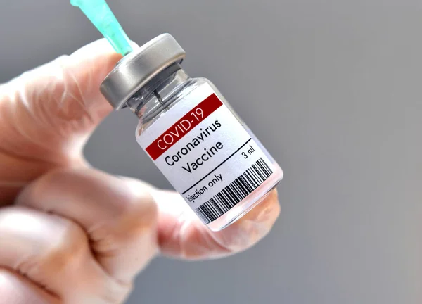 Coronavirus aşı şişesi Moderna laboratuvarında. Yakın plan..