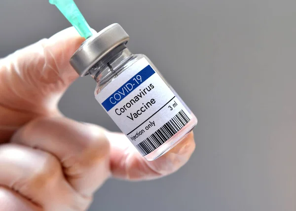 Coronavirus aşı şişesi Moderna araştırma laboratuvarında. Pfizer. Yakın çekim görünümü.