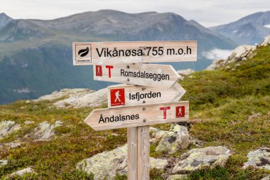 AANDALNES, NORWay - 2018 Ağustos 02. Romsdalseggen 'daki dağın tepesinde yürüyüş işareti.