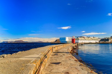 AALESUND, Norrway - 2017 Nisan 27. Alesund Limanı 'ndaki kırmızı deniz feneri..
