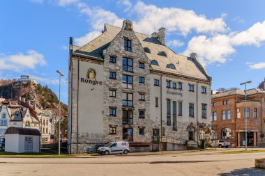 AALESUND, Norrway - 2017 Nisan 27. Aalesund şehrinin tarihi mimari binası.