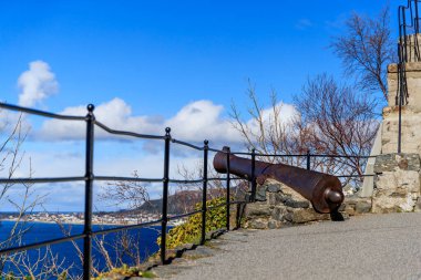 AALESUND, Norrway - 2017 Nisan 27. Aalesund 'daki Fjellstuen yolunda bulunan antik top..