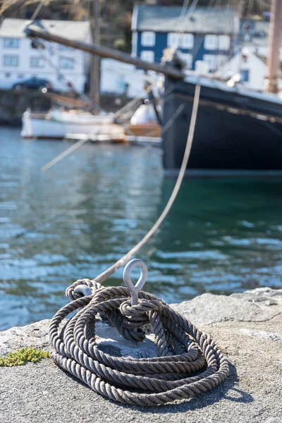 Aalesund Norwegen 2017 April Swirled Curled Rope Boat Bow Line — Stockfoto