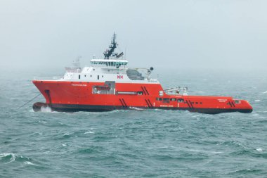 ABERDEEN BAY SCOTLAND - 2015 Mayıs 03. Aberdeen Körfezi 'nin dışındaki demirlemede Pasifik Yunusu adlı gemi kötü havada.