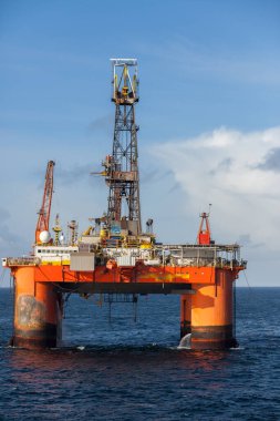 Kuzey Denizi Norrway - 2015 Mayıs 17. Kuzey Denizi 'ndeki yarı su altı sondaj kulesi Transocean Winner.