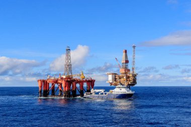 Kuzey Denizi, Birleşik Krallık - 2016 Ekim 01. AHTS gemisi Island Valiant, Dunbar platformunun yanındaki Borgsten Dolphin yarı denizaltı platformunda sondaj taşımacılığı yapıyor..