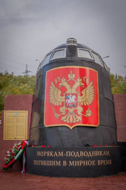 MURMANSK, RUSYA - 14 Eylül 2014. 2009 yılı barış zamanında nükleer güçle çalışan Oscar sınıfında ölen denizaltılar anıtı.