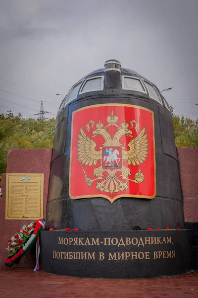 MURMANSK, RUSYA - 14 Eylül 2014. 2009 yılı barış zamanında nükleer güçle çalışan Oscar sınıfında ölen denizaltılar anıtı.