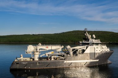 CİNAYET, RUSYA - 2017 HAZİRAN 01. Offshore AHTS demirleme ve inşaat gemisi Olimpik Zeus Murmansk fiyordunun içinde