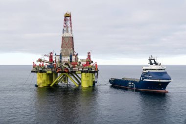 Kara Denizi, Rusya - 27 Temmuz 2017. Norveç Offshore tedarik gemisi Normand Skude, Kara Denizi 'ndeki Çin COSL petrol platformunun yanında.
