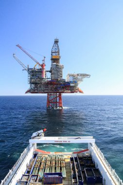 Kuzey Denizi, Kuzey Yolu - 2011 Nisan 27. Deniz aşırı AHTS gemisi Kuzey Denizi 'ndeki petrol platformuna yük taşıyor.