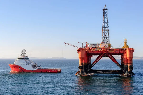 INVERGORDON, SCOTLAND - 2016 Ekim 6. AHTS gemisi Siem Garnet petrol platformundan Pennant teli aldı Borgsten Dolphin.