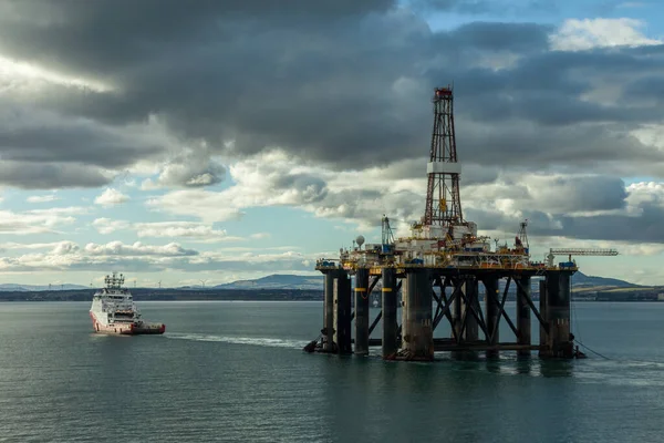INVERGORDON, SCOTLAND - 2016 Mart 09. Anchor Römorkör Gemisi Siem Garnet Cromarty Firth 'te Sedco 714' ü çekiyor..