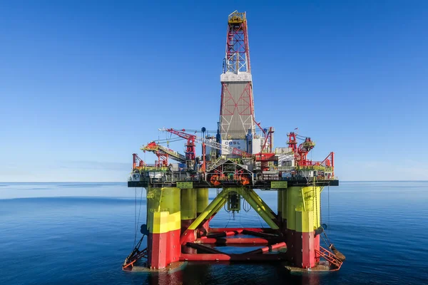 KARA SEA, Rusya - 2017 TEMUZ 08. Çin yarı denizaltı donanımı Nan Hai Ba Hao 75 derece kuzeyde.