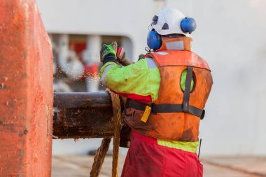 Kuzey Denizi, Norrway - 2015 Ocak 19. Kule taşıma operasyonu sırasında Able Seaman güvertede çalışıyor..