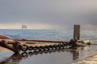 Kuzey Denizi, Norrway - 2015 Ocak 19. Çapa Taşıyıcı Römorkör Gemisi AHTS güvertedeki petrol kulesi ipliğini ele geçirdi.