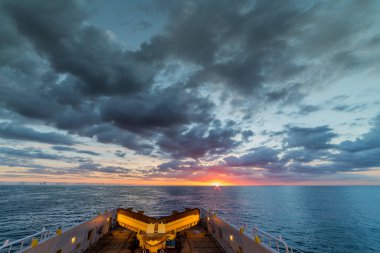 NORTH SEA, İngiltere - 2016 HAZİRAN 03, Ecosse için 90 tonluk deniz yatağı pulluğu ile Siem Sapphire güvertesi.