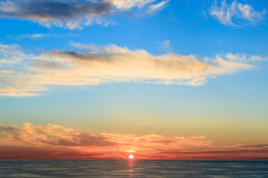 Kuzey Denizi, İngiltere - 2016 Temmuz 18. Turuncu gökyüzüyle güzel okyanus batımı.