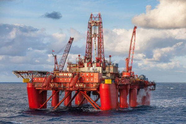 НОРВЕГИЯ (НОРВЕГИЯ) - 20 января 2015 года. Полупогружная буровая установка Borgland Dolphin