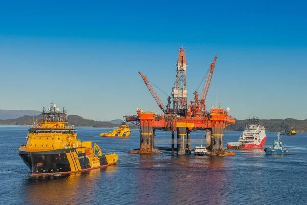 OELEN NORway - 16 Ekim 2014. Denizaltı sondaj platformu açıktaki operasyon sırasında Batı Alfa 'ya Anchor gemileriyle birlikte gidiyor..