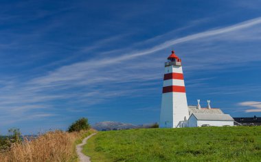 ALNES, NORway - 2015 Ağustos. Deniz feneri Alnes Norveç 'te sıcak bir yaz gününde