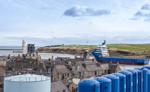 ABERDEEN, SCOTLAND - 2016 Mart 21. Mavi bir Offshore tedarik gemisi Aberdeen Limanı 'ndan ayrılıyor.