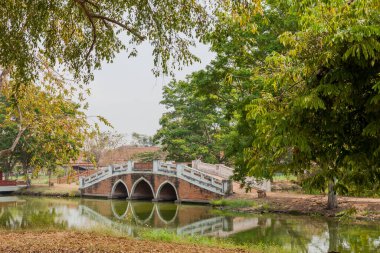 AYUTTHAYA, THAILAND - 2015 Şubat. Parktaki güzel tuğla köprü.