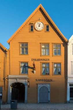 BERGEN, NORway - 2016 Ocak 03. Eski Bergen şehrinde Bryggen 'daki geleneksel antik ev manzarası