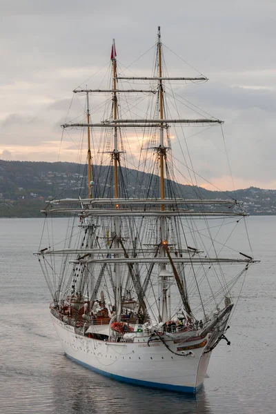 Bergen Norrway - 2015 Mayıs 28. Norveç 'ten gelen uzun gemi Christian Radich Bergen limanına girdi.
