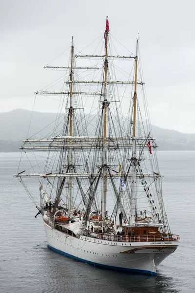 Bergen Norrway - 2015 Mayıs 28. Norveç 'ten Norveç' in fiyordunun içine Hristiyan Radiç adlı uzun gemi.