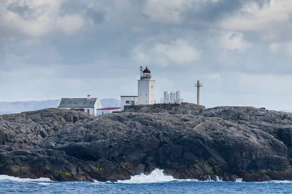 Bergen Norrway - 2015 Mayıs 26. 1887 'de inşa edilen Marstein adası ve deniz feneri manzarası.