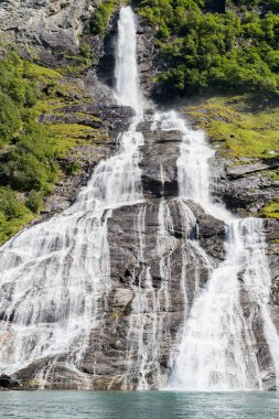 GEIRANGER, NORWay - 2016 HAZİRAN 14.The Suitor, Geiranger Fjord, Norveç 'te bir şelale, The Seven Sisters Waterfall' un karşısında