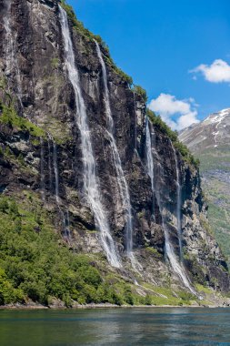 GEIRRANGER, NORway - 2016 Haziran 14. Geiranger Köyü yakınlarındaki Geirangerfjord 'un üzerindeki yedi kız kardeş şelalesi.