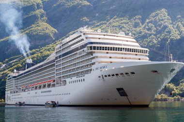 GEIRRANGER, NORway - 2016 Haziran 14. Norveç fiyort Geiranger içinde MSC Musica yolcu gemisi