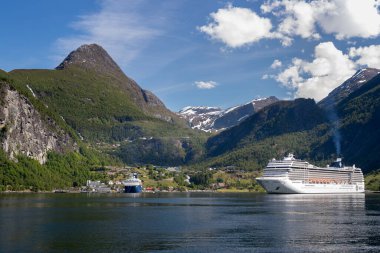 GEIRRANGER, NORway - 2016 Haziran 14. MSC Musica gezi gemisi Norveç fiyortu Geiranger içine demirledi