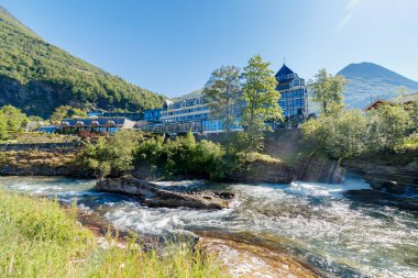 GEIRRANGER, NORway - 2016 Haziran 14. Geiranger 'deki Hotel Union, önünde nehir var.