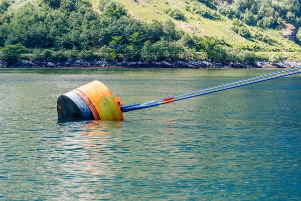 Geiranger Norvégia 2016 Június Kikötőbójához Kötözött Hajó Kötelekkel — Stock Fotó