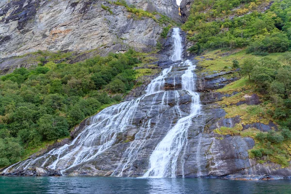 Geiranger Norvege Septembre 2017 Gros Plan Waterfall Friaren Dans Fjord — Photo