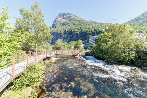 Geiranger Norwegia 2016 Czerwca Spacerując Peronie Przy Wodospadzie Storfossen Geiranger — Zdjęcie stockowe