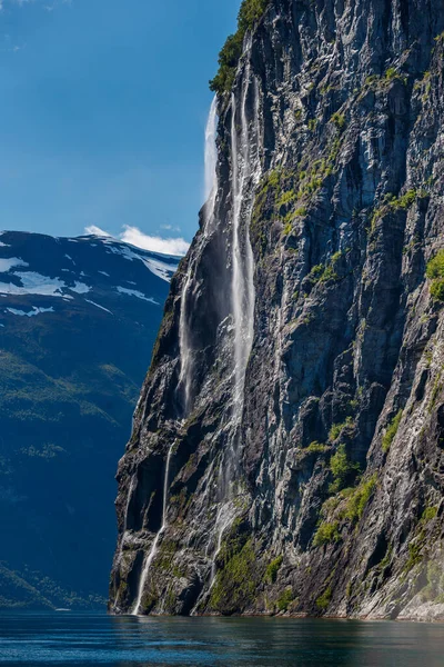 Geirranger Norway 2016 Haziran Geirangerfjord Üzerinde Yedi Kız Kardeş Şelalesi — Stok fotoğraf