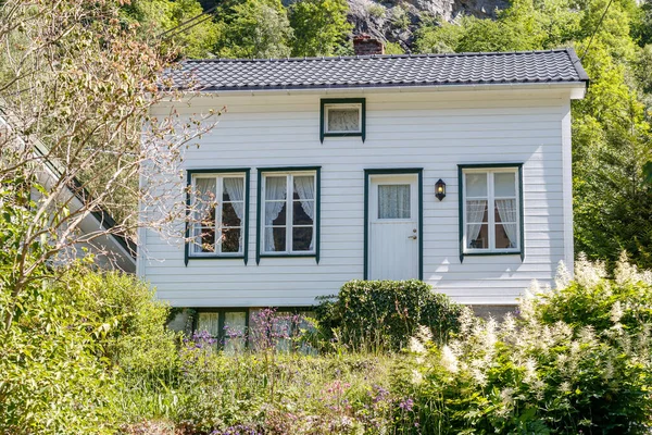 Geiranger Noruega 2016 Junio Pequeña Casa Acogedora Blanca Centro Del —  Fotos de Stock
