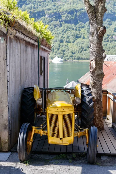 Geiranger Norsko 201614 Zlatý Traktor Uvnitř Centra Obce Geiranger — Stock fotografie