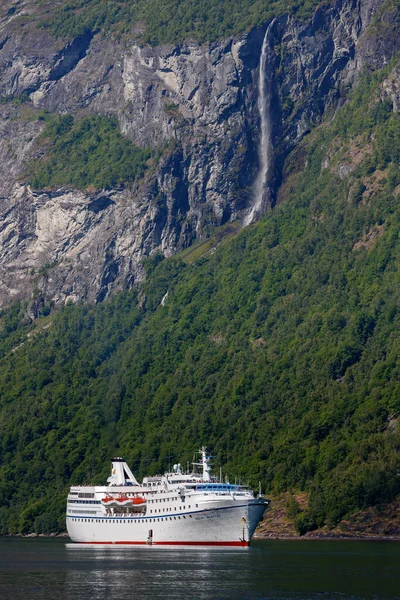 Geiranger Noorwegen 2016 Juni Cruiseschip Ocean Majesty Het Noorse Fjord — Stockfoto